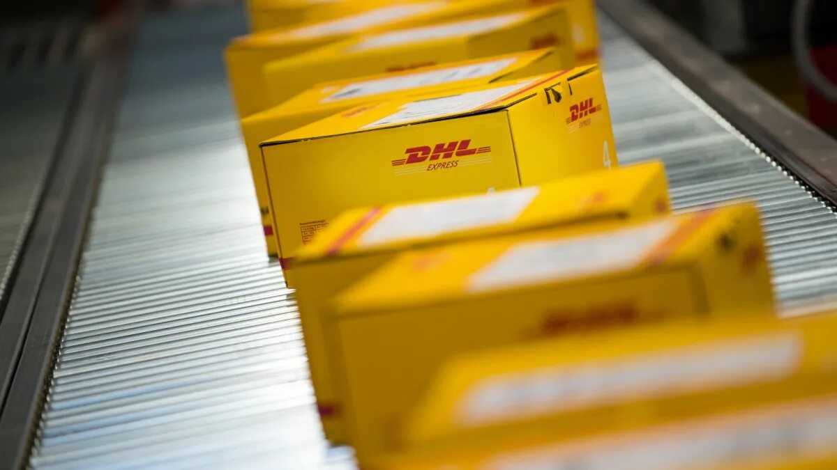 DHL. Курьер DHL. Этикетки DHL. DHL эмблема.