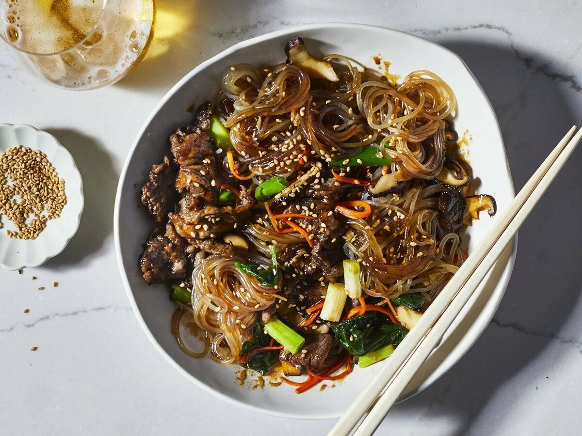 Чапче корейское. Лапша Japchae. Корейские блюда. Корейское блюдо из лапши. Лапша корейцев