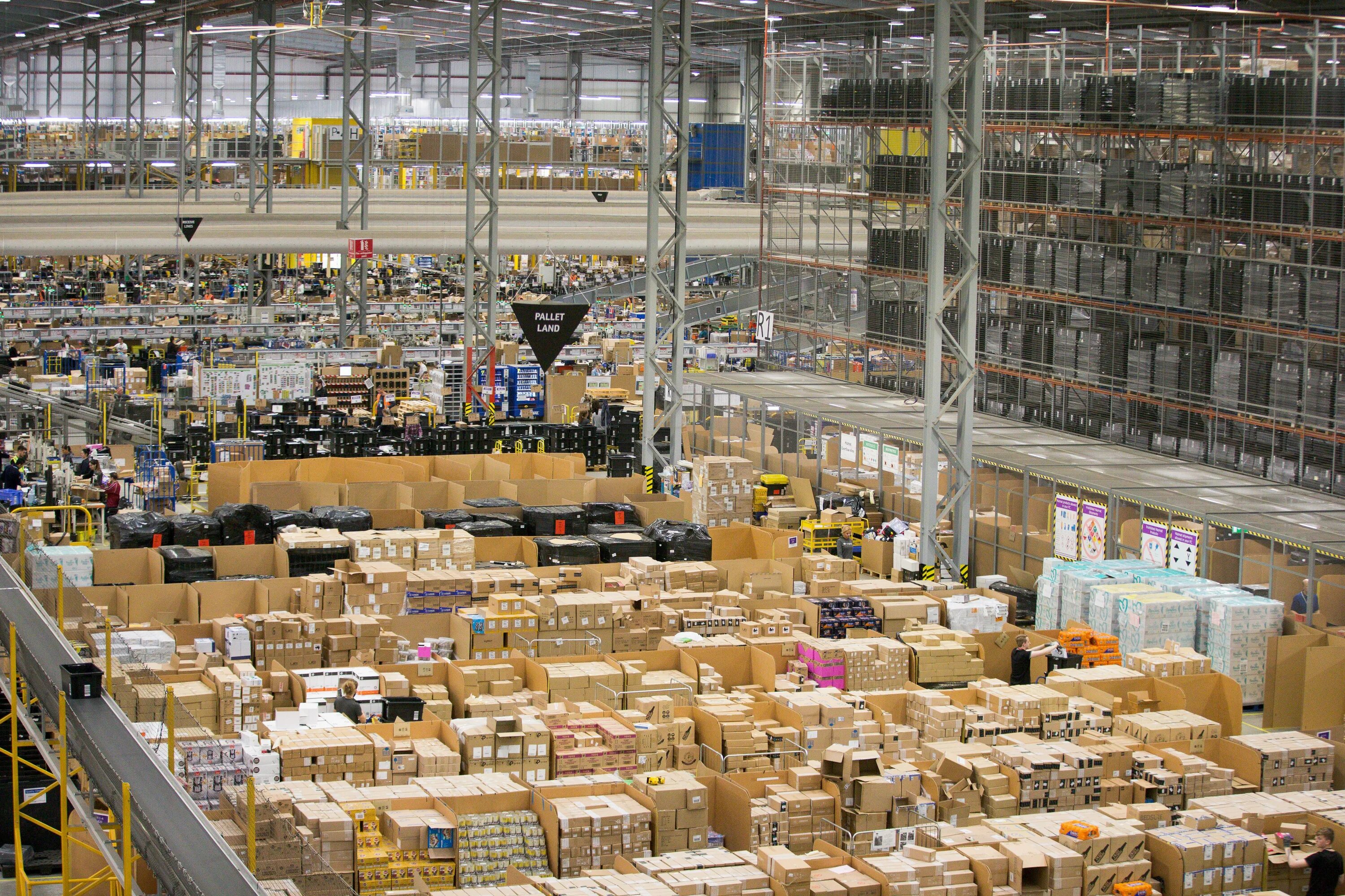 Склад Amazon в США. Склад "Amazon fulfillment Center". Самый большой склад Амазон. Склад логистика Амазон.