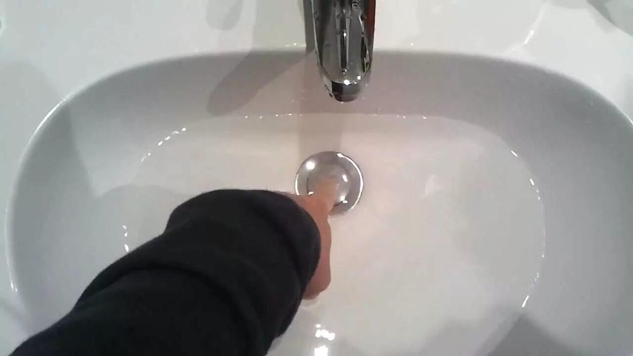 Почему вода закручивается. Воронка воды в раковине. вода закручивается. в австралии вода течет в другую сторону. в какую сторону закручивается вода.