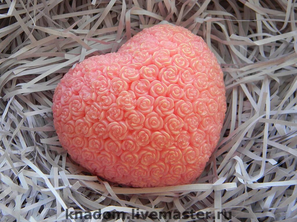 Мыло в форме сердечка. Мыло в виде сердца. Мыло в форме сердца. Мыло ручной работы "сердце". Мыло сердечко руки.