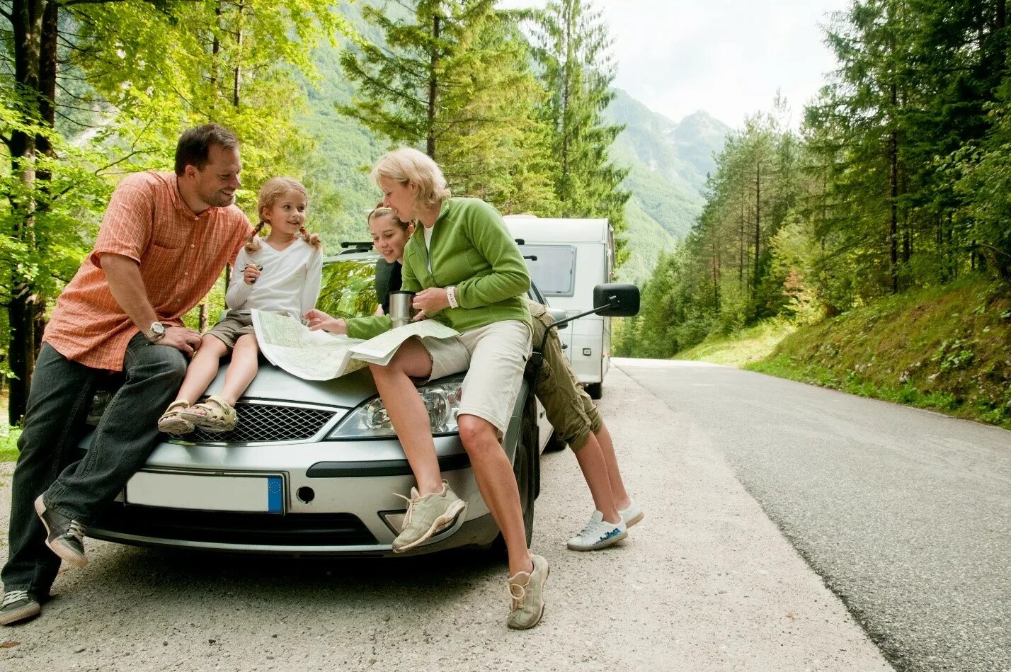 Едем на дачу отдыхать. Семья в машине. Путешествие с семьей. Путешествие на машине. Лучший семейный автомобиль для путешествий.