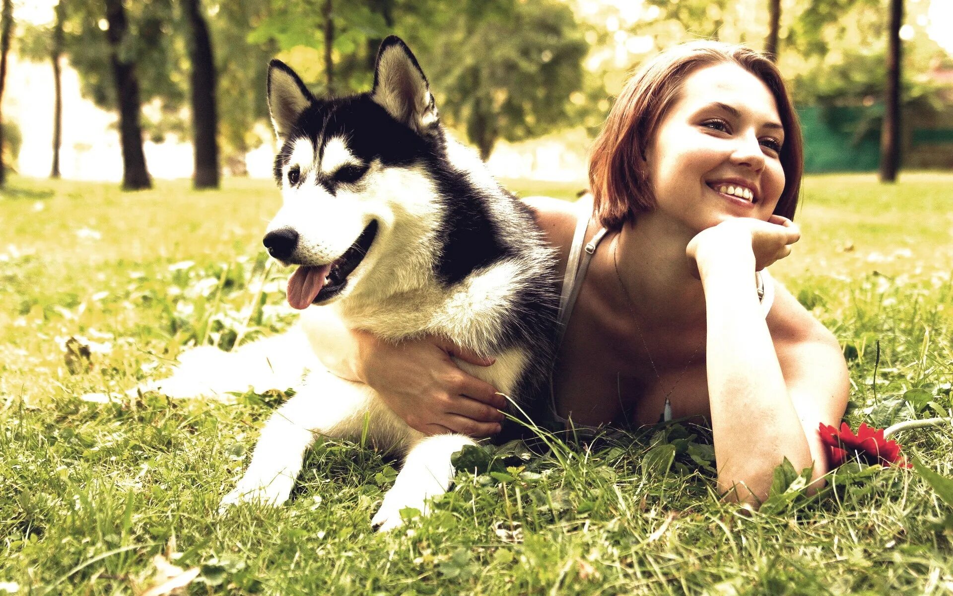 Dog has woman. Девушка с собакой. Девушка с собакой фотосессия. Девушка и хаски. Красивая девушка с собачкой.