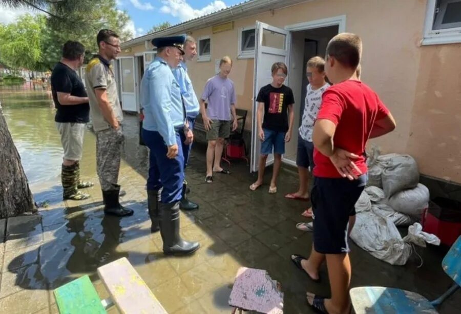 Эвакуация в анапе. Лагерь витязево пожар. Эвакуация в анапе. Эвакуатор хино рейнджер. Эвакуация в анапе.