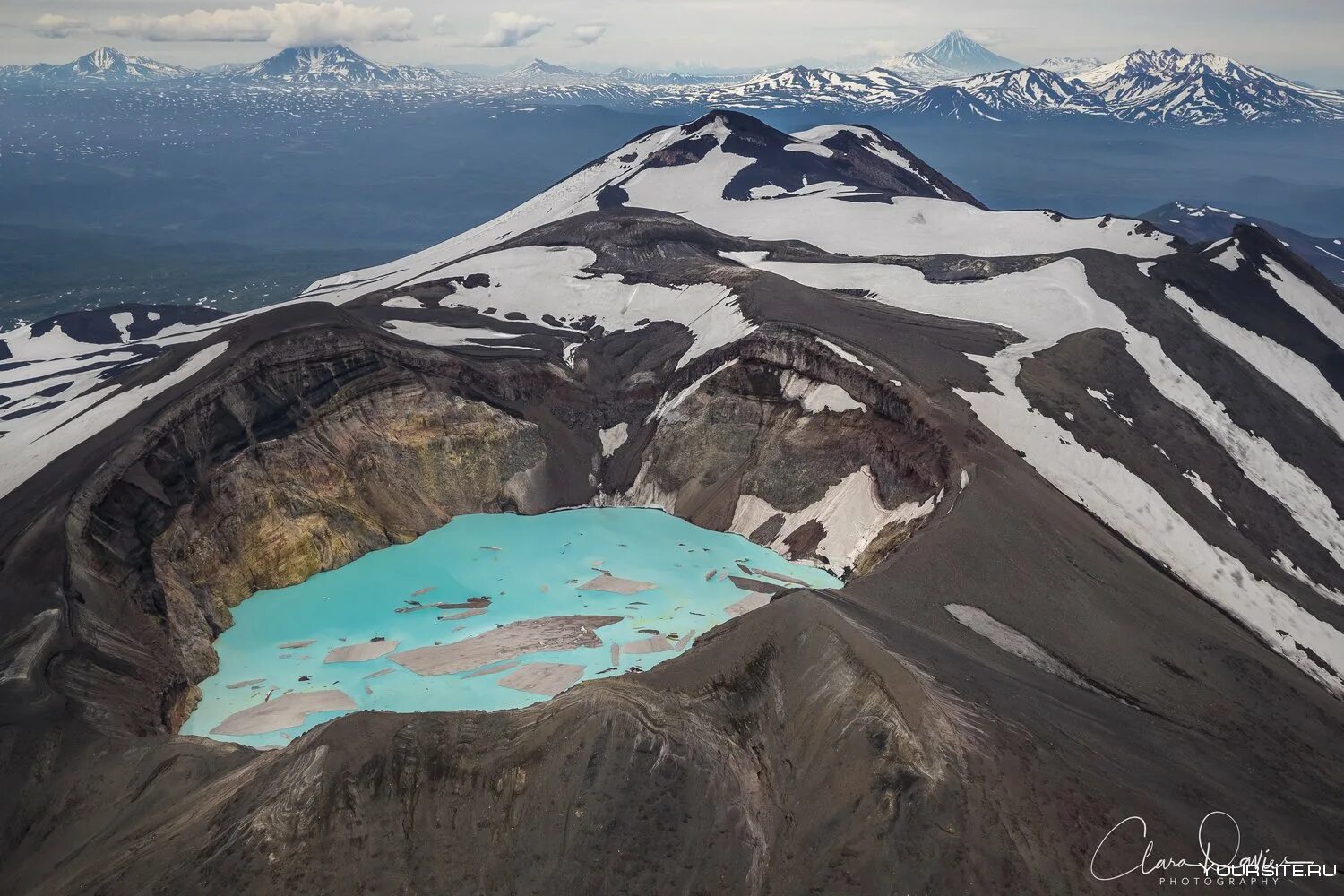 Озеро малый семячик, камчатка. Малый семячик кислотное озеро в вулкане. Малый семячик камчатка. Озеро тааль филиппины. Малый семячик и кислотное озеро.