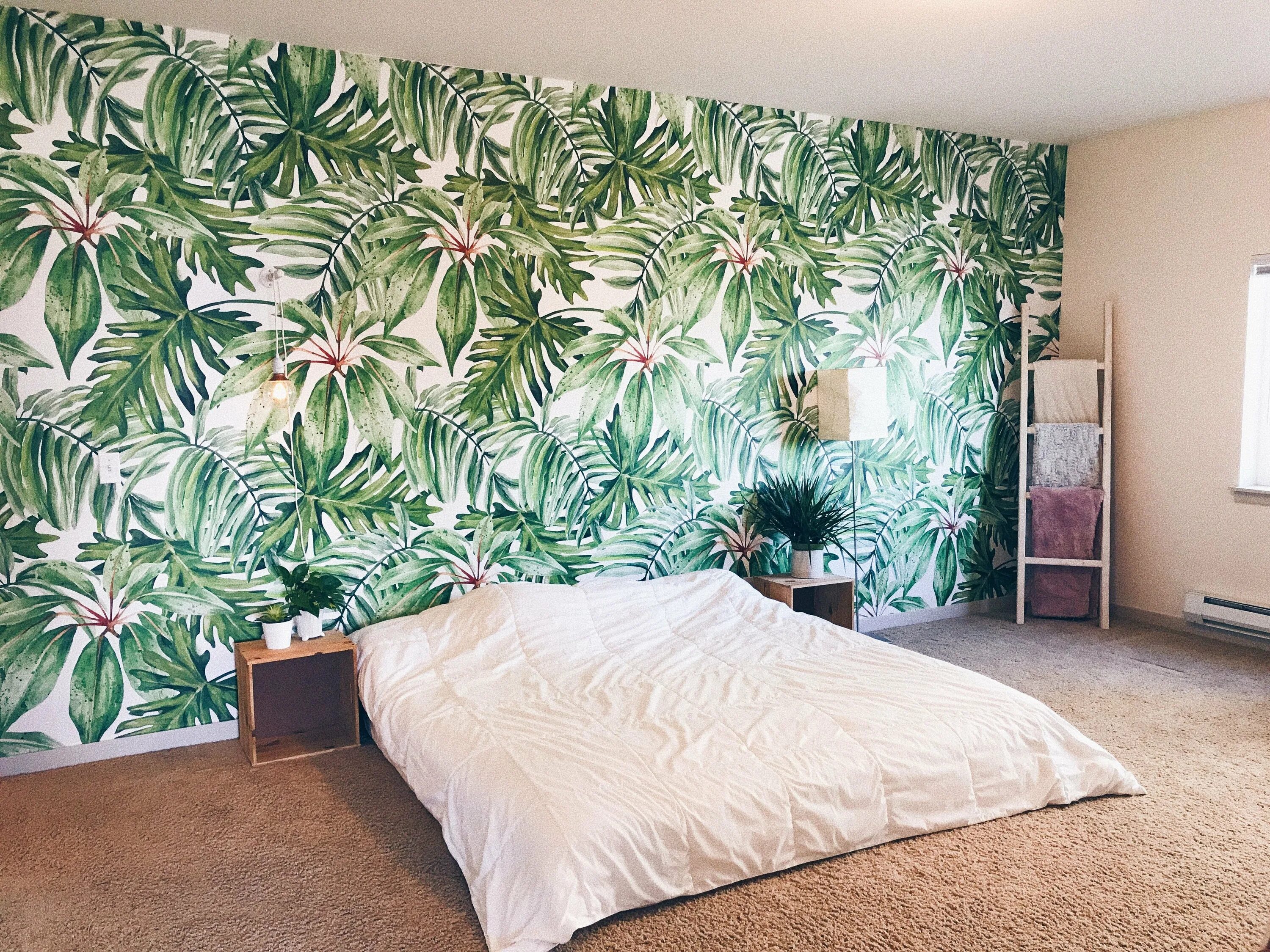 Купить квартиру лист. Спальня с пальмовыми листьями. Спальня с тропическими листьями. Интерьеры с тропическим принтом. Тропики в интерьере.