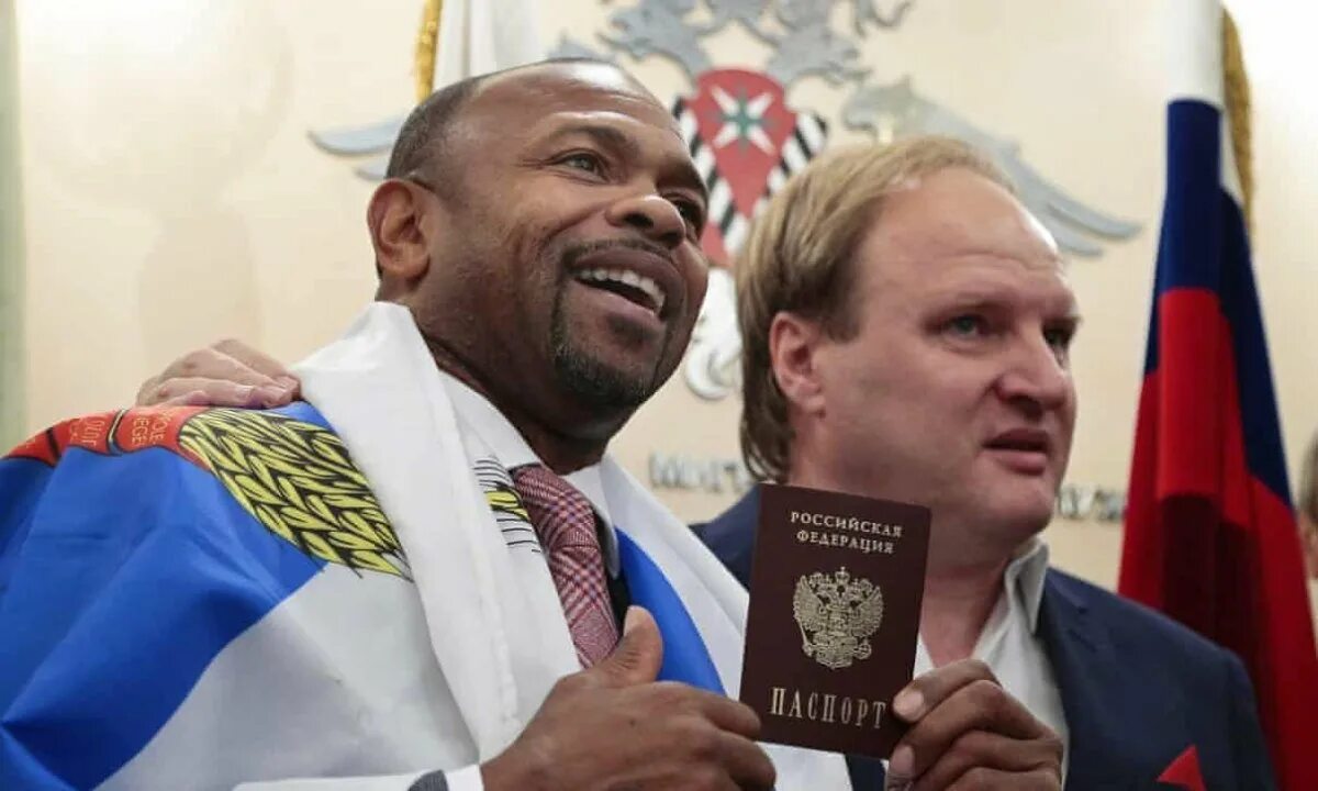 Люди получившие российское гражданство. Рой Джонс российское гражданство. Рой Джонс получил российское гражданство. Американский боксер с гражданством России.
