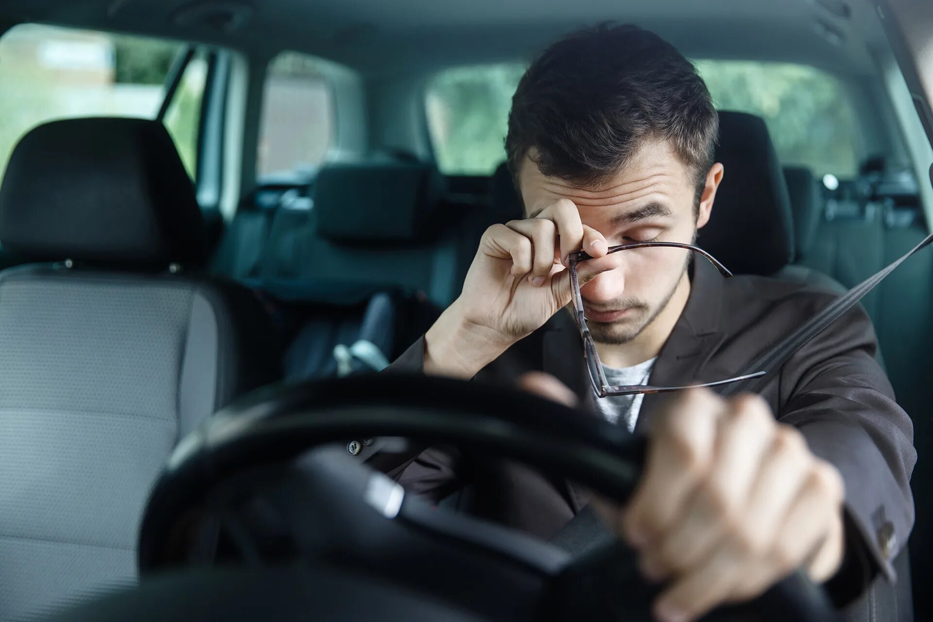 When we drive the car. Водитель за рулем. Мужчина за рулем. Усталость за рулем. Человек с рулем.