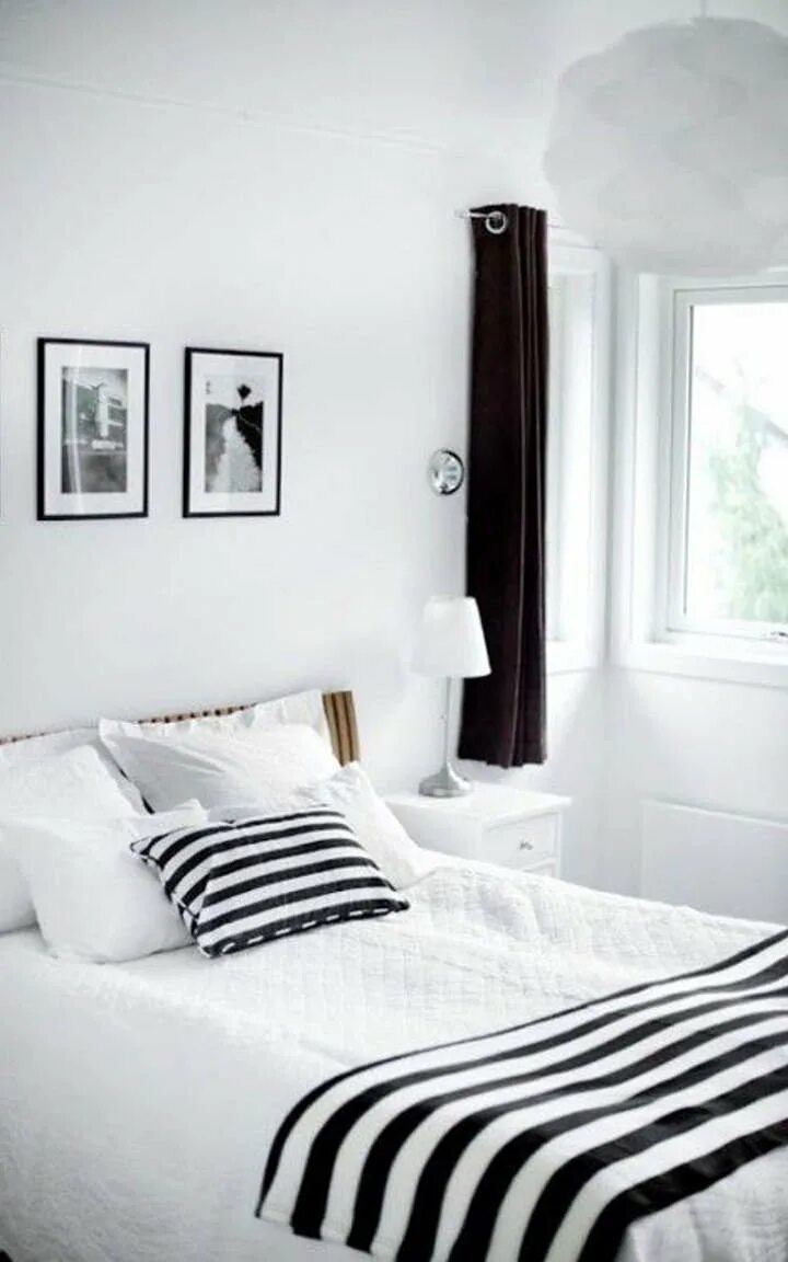 Возле черных белых стен. Черно белая спальня. Белая спальня. Интерьер спальни в черно-белом цвете. Спальня в черно белом стиле.