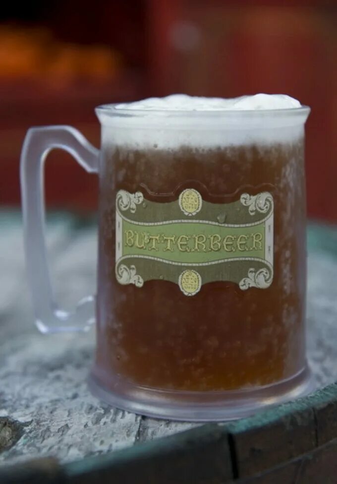 Сливочное пиво рецепт. Сливочное пиво Гарри Поттер. Butterbeer Гарри Поттер. Гарри Поттер Хогсмид сливочное пиво. Молочное пиво из Гарри Поттера.