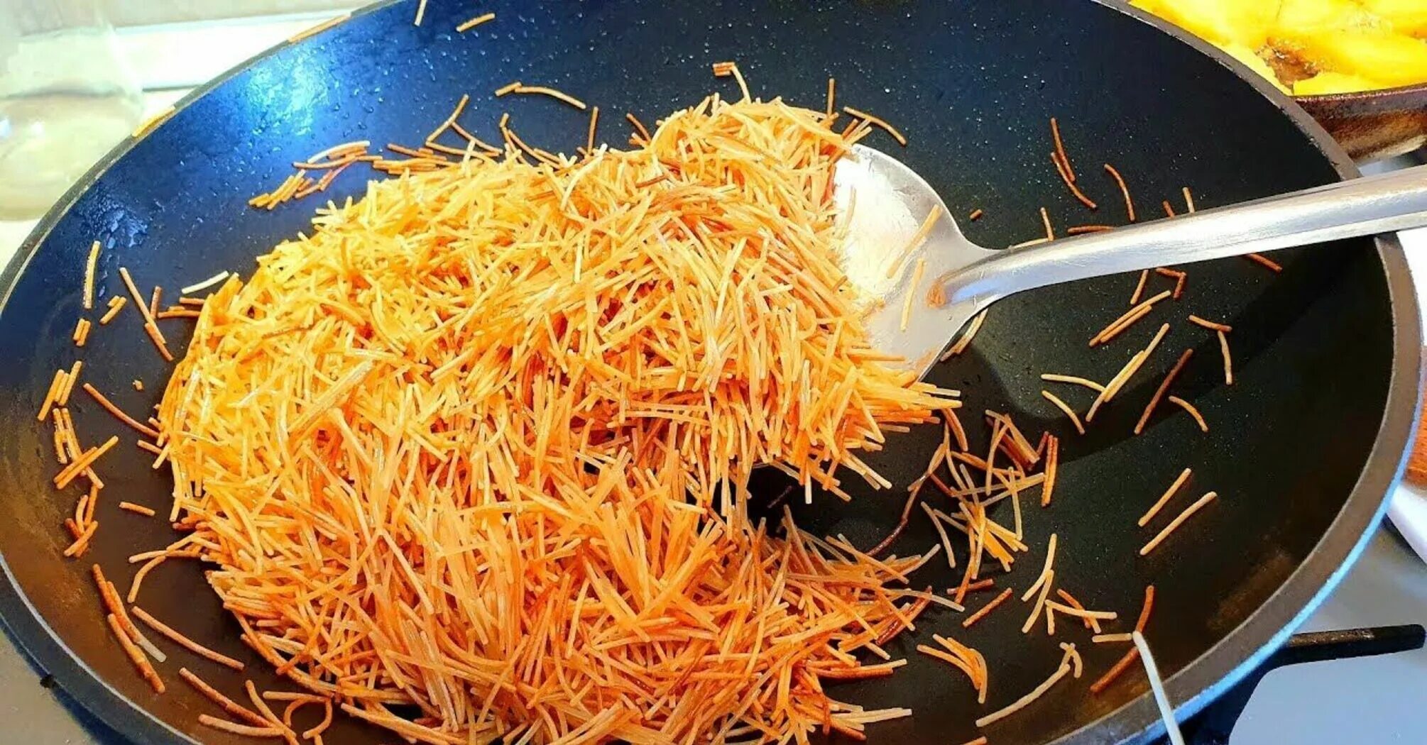 Сковородка для пасты. Как вкусно пожарить макароны. Жареные макароны. Жареные спагетти на сковороде. Как вкусно пожарить макароны.