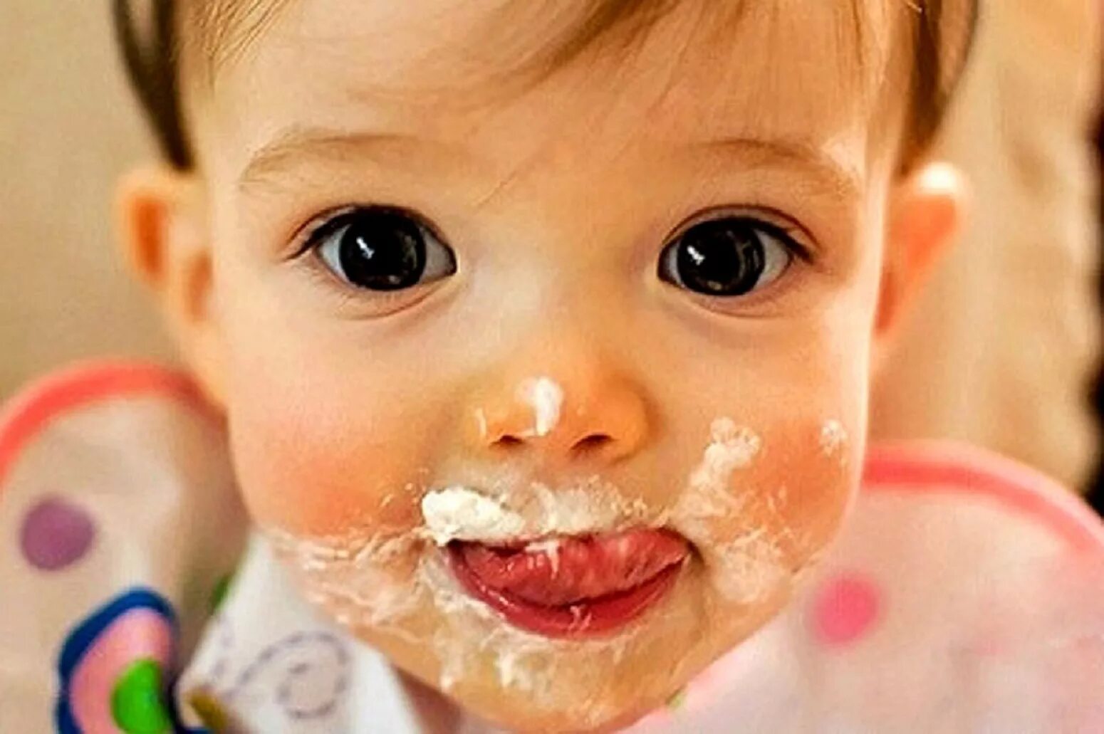 Ребенок съел крем. Сметана для детей. Ребенок испачкался кашей. Ребенок испачкался в мороженом. Ребенок ест творог.