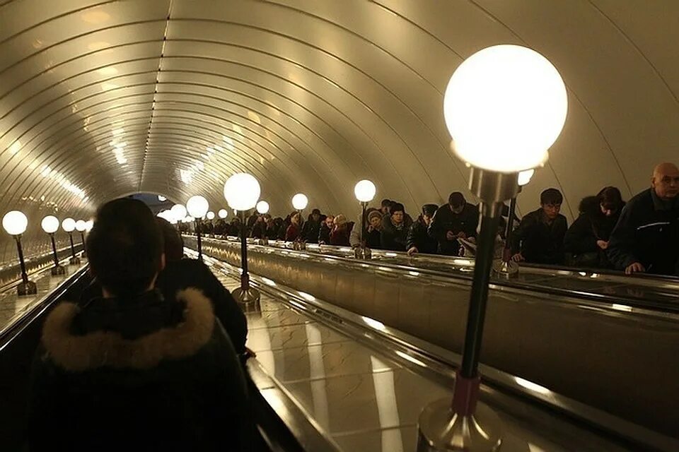 Эскалатор в метро спб. Эскалаторы Петербургского метрополитена. Адмиралтейская метро эскалатор. Эскалатор метро СПБ. Станция метро Адмиралтейская Санкт-Петербург эскалатор.