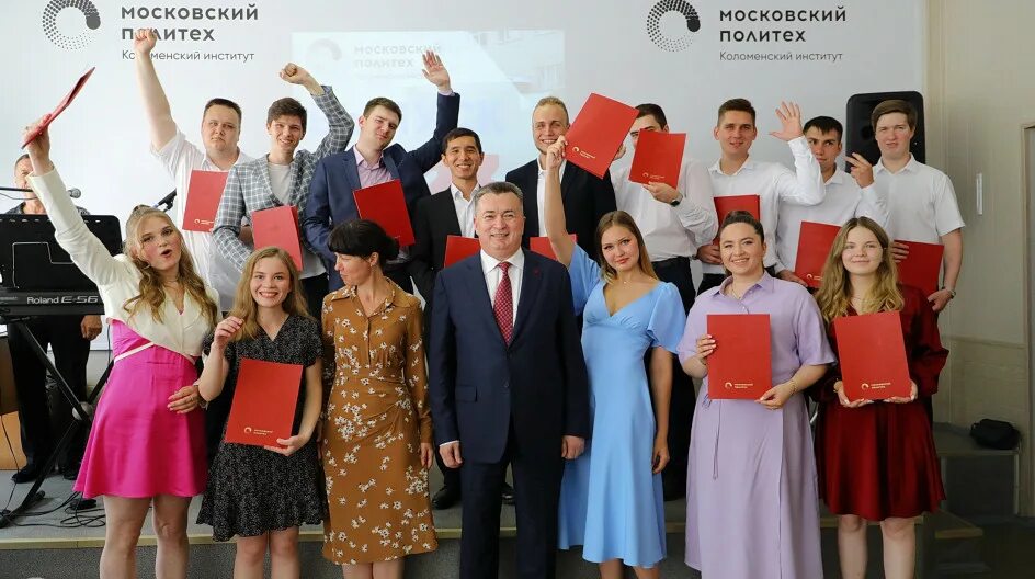 Выпускники университета 2023. Выпускники университета 2023. Выпускники университета 2023. Выпускники мгу 2021. Выпускники университета 2023.