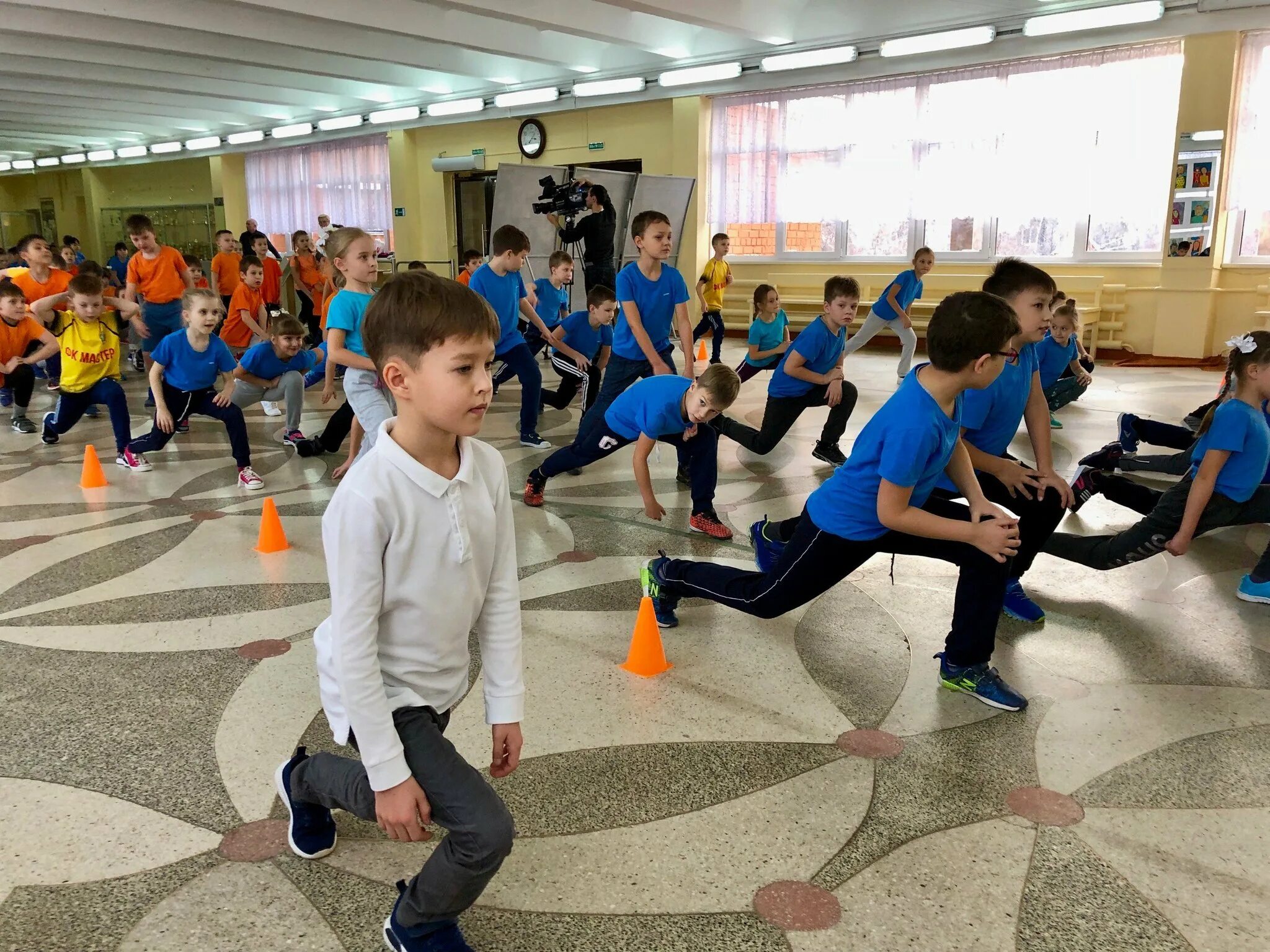 Музыка для зарядки в школе. Школьники на физкультуре. Зарядка школьника. Разминка в школе. Физкультура для школьников.