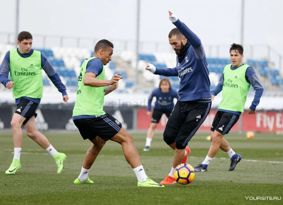 Роналдиньо 2021. Neymar футболист. Бекхэм с мячом. Куда футболист. Футболисты бегают.