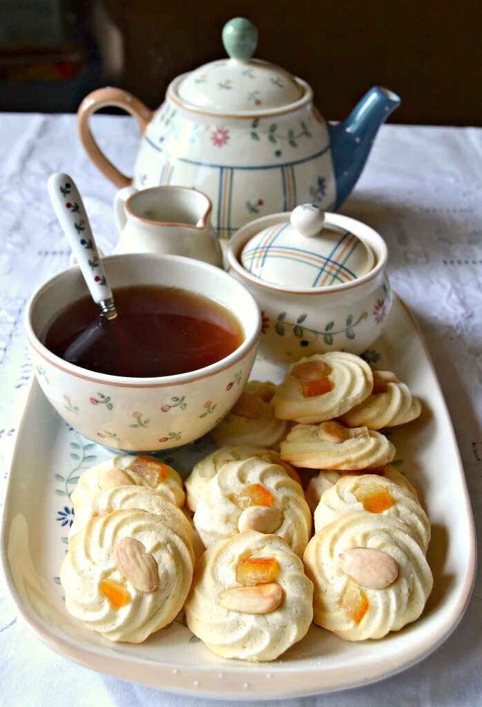 Вкусное чаепитие. Сладости к чаю. Чай и пирожное. Чай с пирожными. Вкусности с чаем.