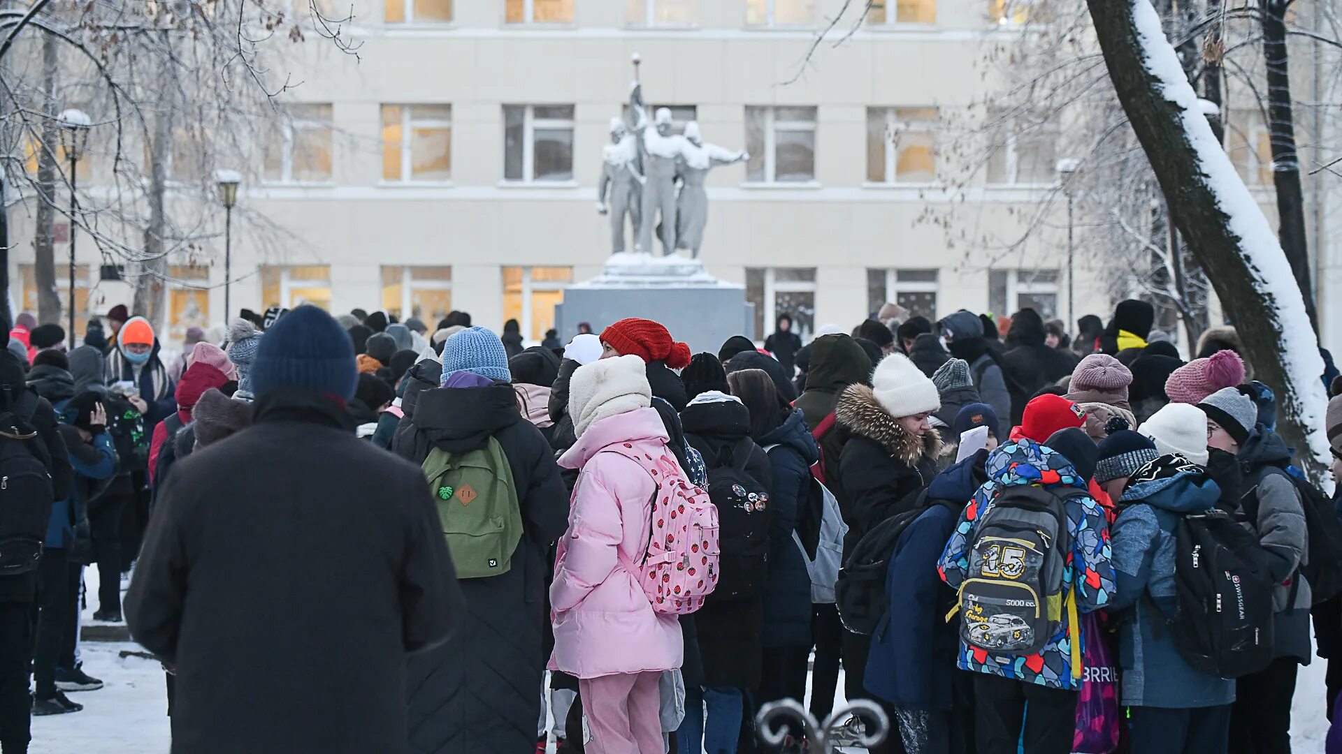 12 января 19 года. 'Dfrefwbz d IRJK. Эвакуация школ Хабаровск. Эвакуация в школе. Минирование школ в Екатеринбурге.