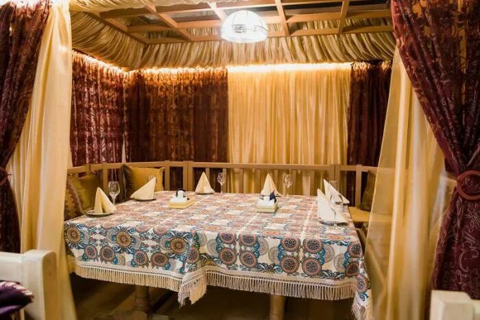 Кафе чайхана астрахань. Чайхана астрахань шоли банкетный зал. Ресторан чайхана шоли астрахань. Чайхона астрахань. Чайхана шоли фото.