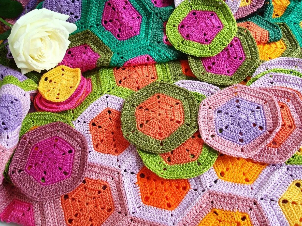 Плед крючком из мотивов. Мотивы для детского пледа крючком. Плед из мотивов. Плед из цветочных мотивов. Плед из квадратов.