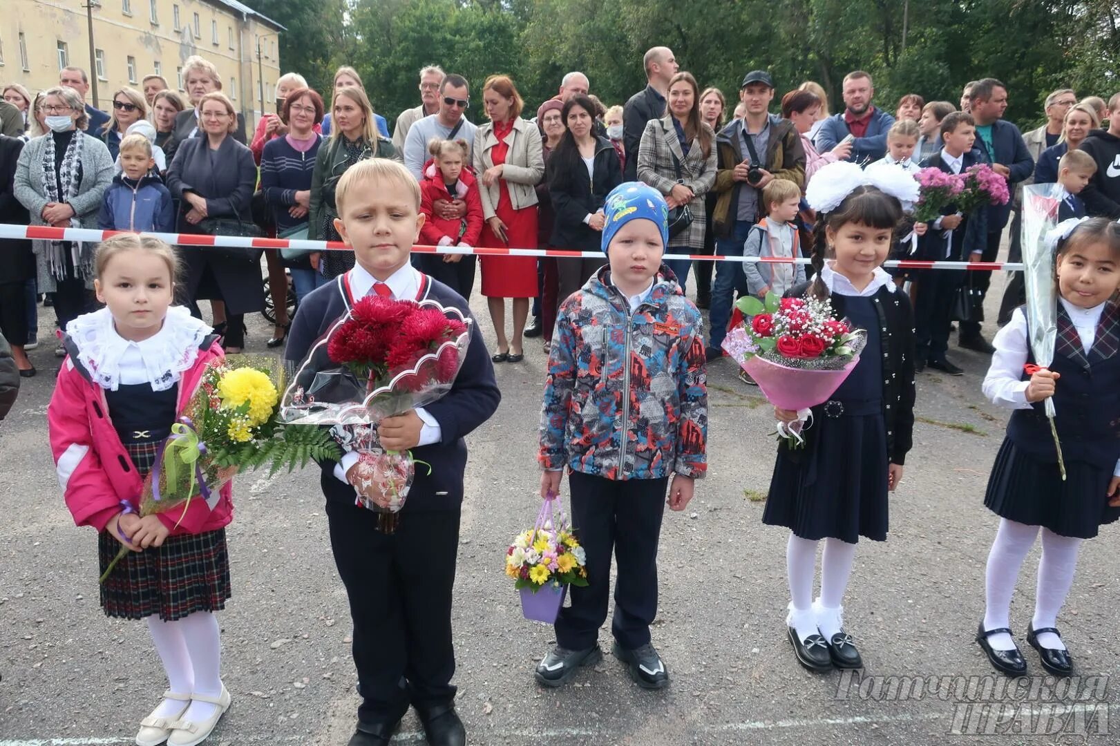 Линейка 1 апреля в школе. 11 Школа Гатчина. Гатчинская школа 1. Школа Гатчина СОШ 11. Гатчина школа 4 учителя.