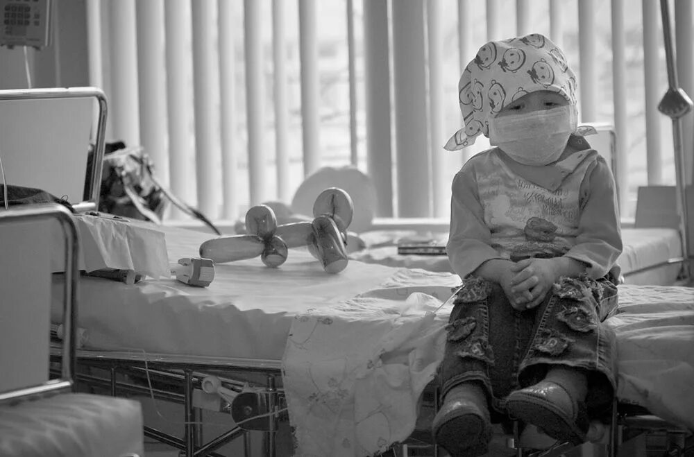 Дети с онкологическими заболеваниями. Больной ребенок. Больных детей все больше. Ребенок в медицинской маске. Простудные заболевания у детей.