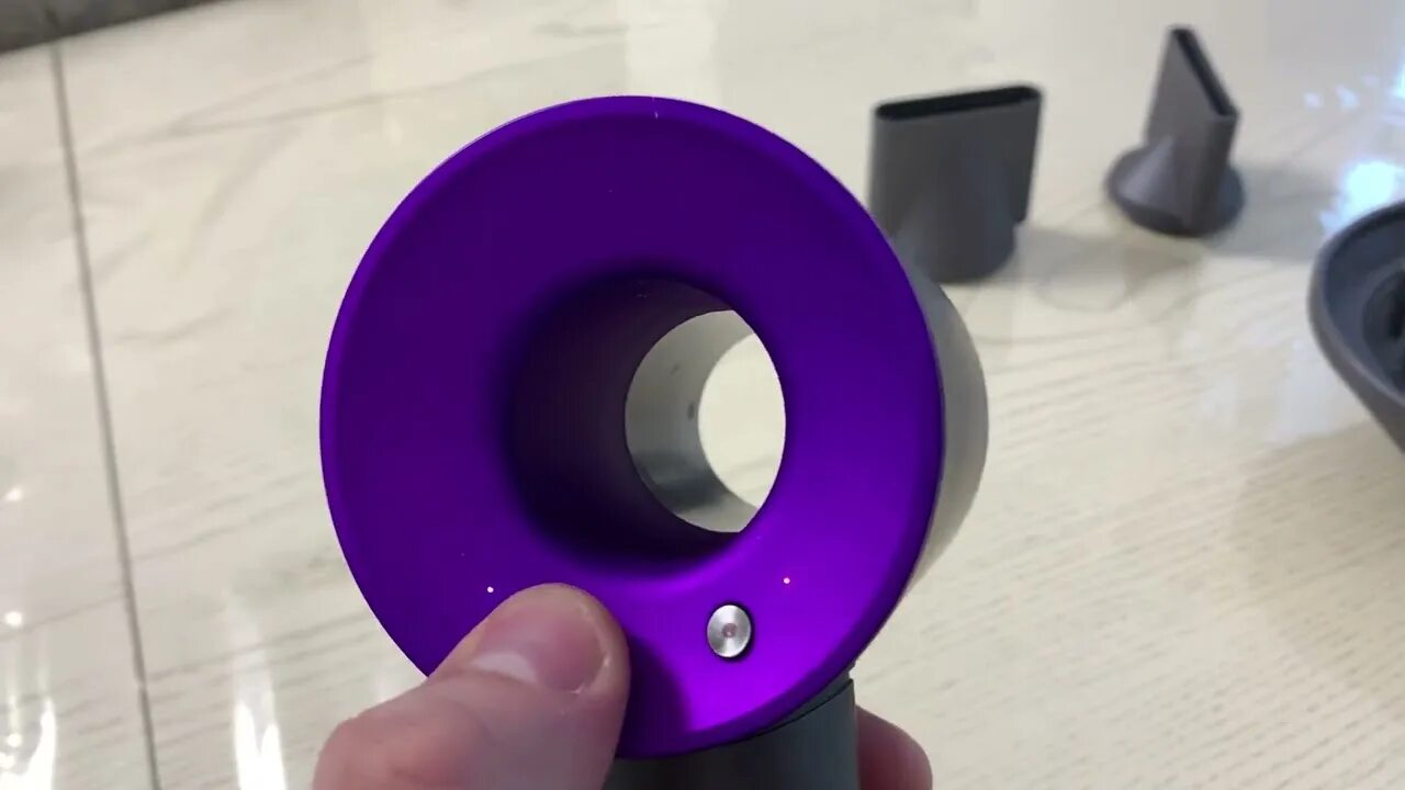 Фен дайсон комплектация. Dyson китайский. Пылесос дайсон v7. Дайсон фен с насадками. Фен дайсон черный.