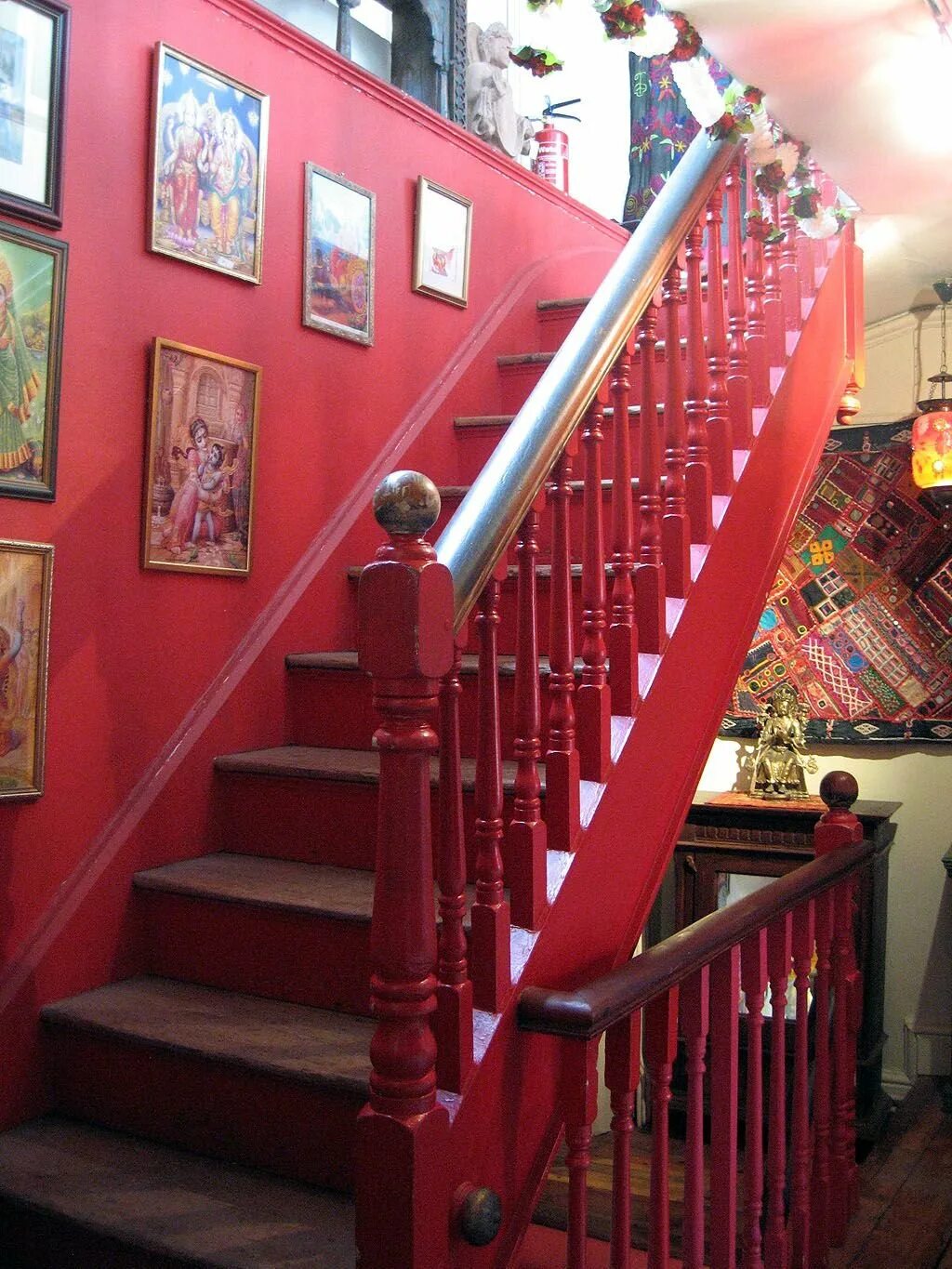 Красные ступеньки. Красная лестница в интерьере. Лестница красного цвета. Крашеная лестница красного цвета. Лестница красно черная.