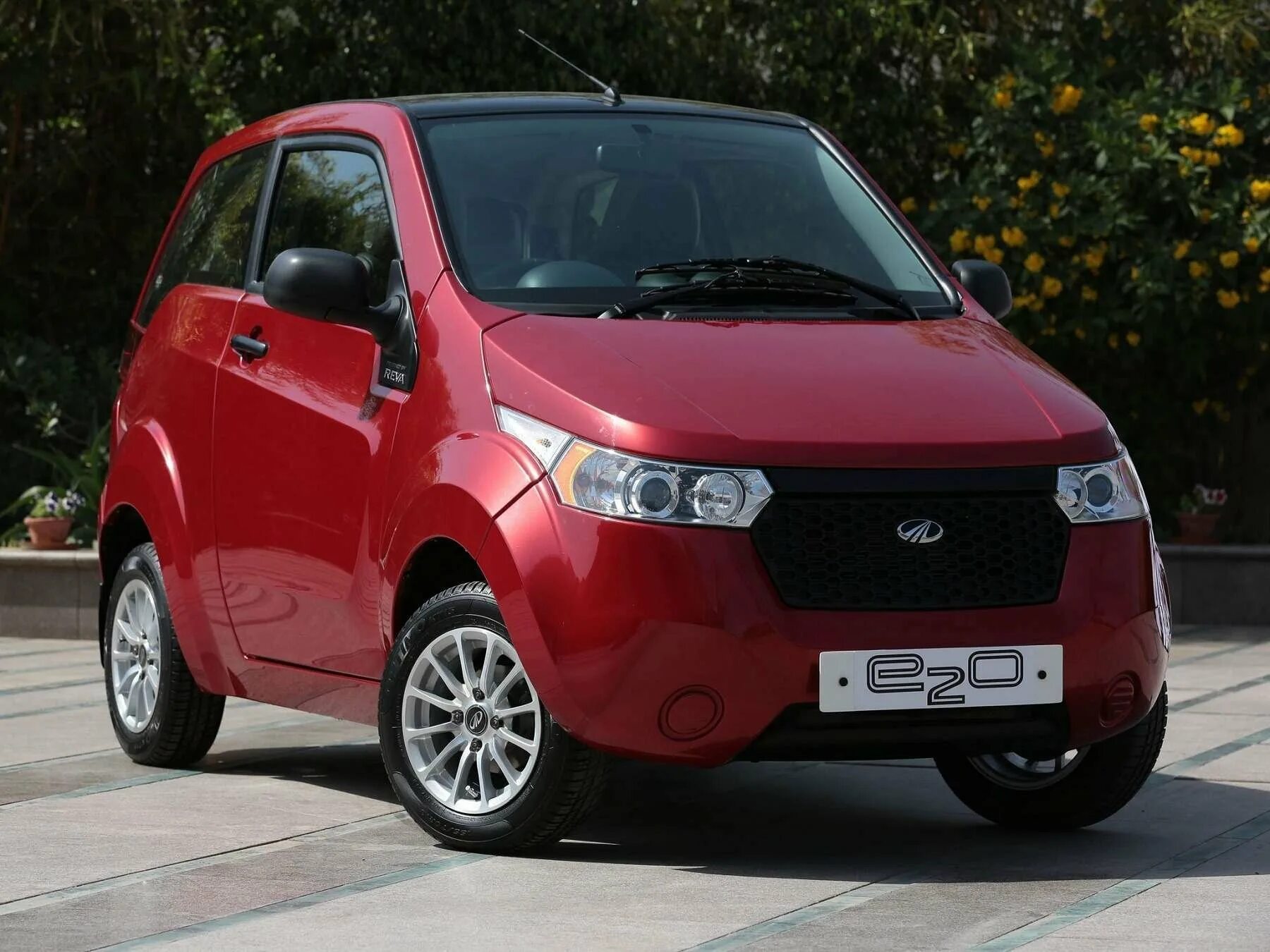 Авто из индии 4 буквы. Mahindra e2o. Mahindra e2o розовый. Электрокар Махиндра. Mahindra e2o России.