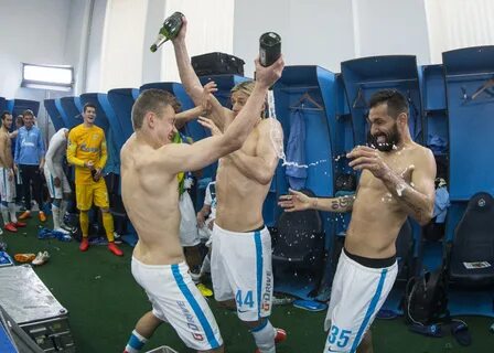 Футболисты в раздевалке