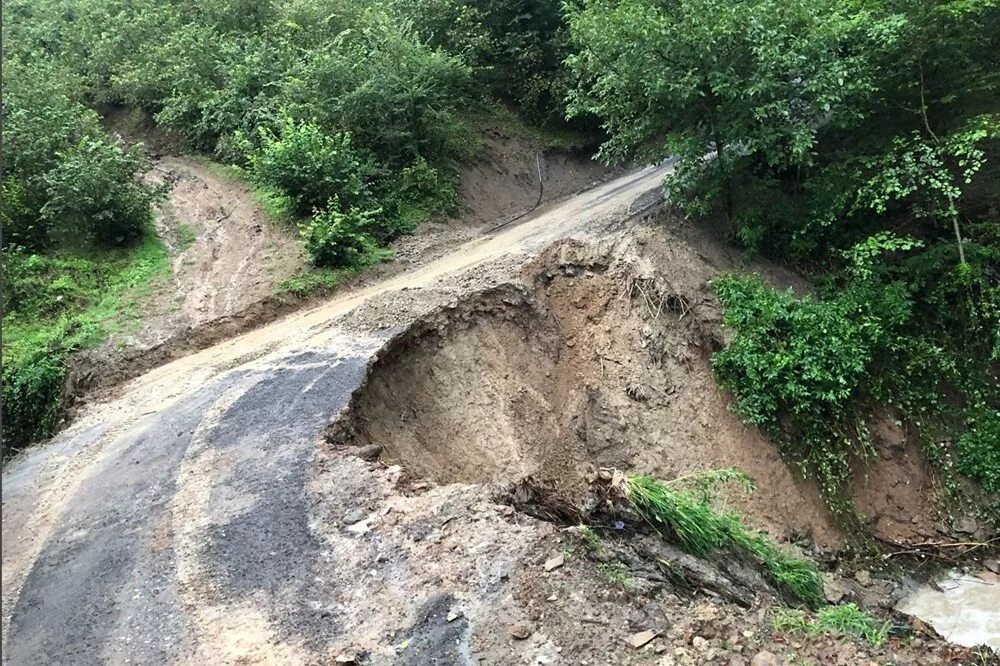 Водокаменный сель. Сель английский. Селевые потоки в горах. Транскавказская автомагистраль (транскам). Оползни камнепады таджикистана.