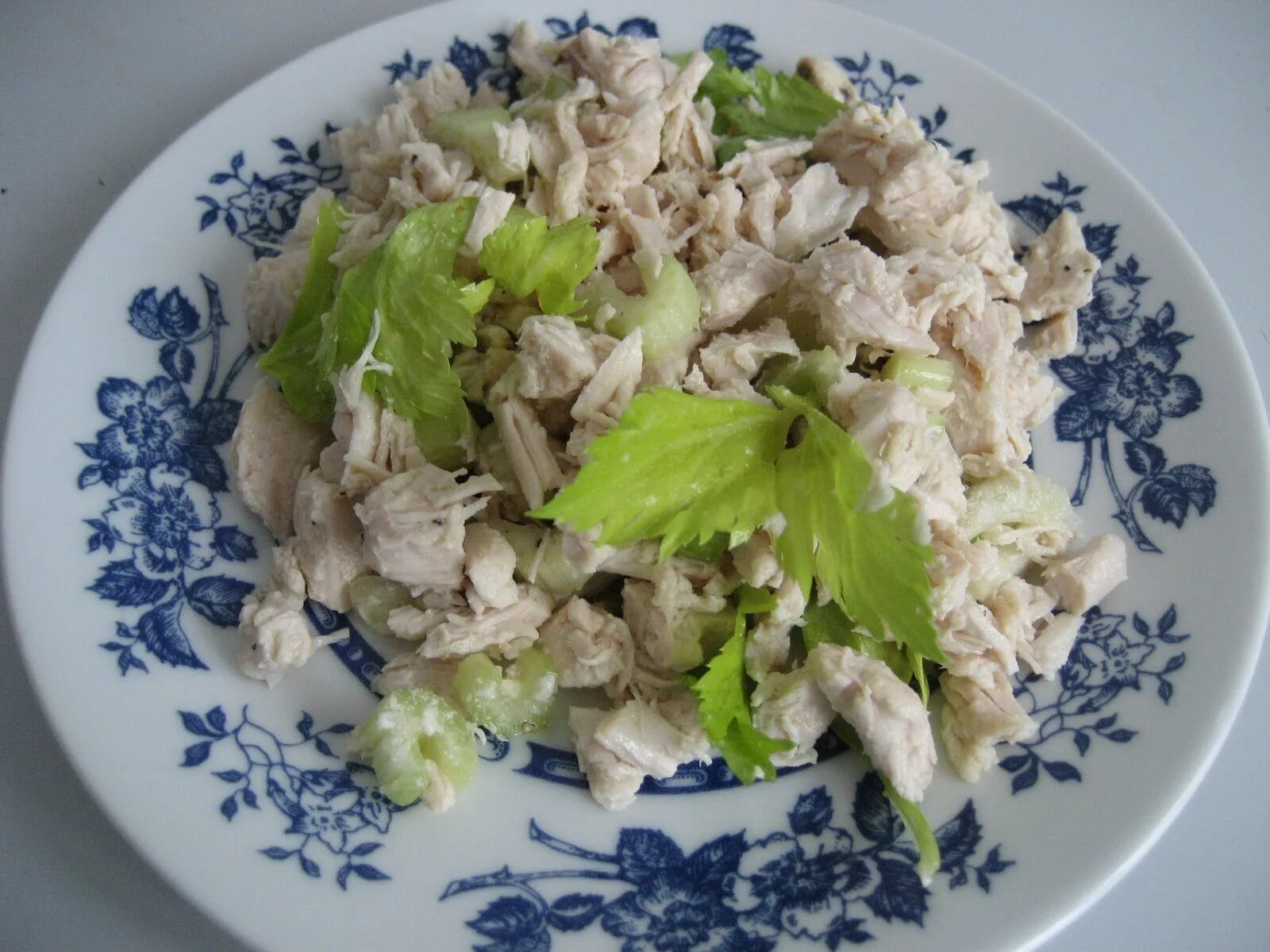Салат из курицы с сельдереем. Салат с курицей и сельдереем. салат с курицей и сельдереем стеблевым. салат с куриным филе и сельдереем. салат с сельдереем и куриной грудкой и яблоками.