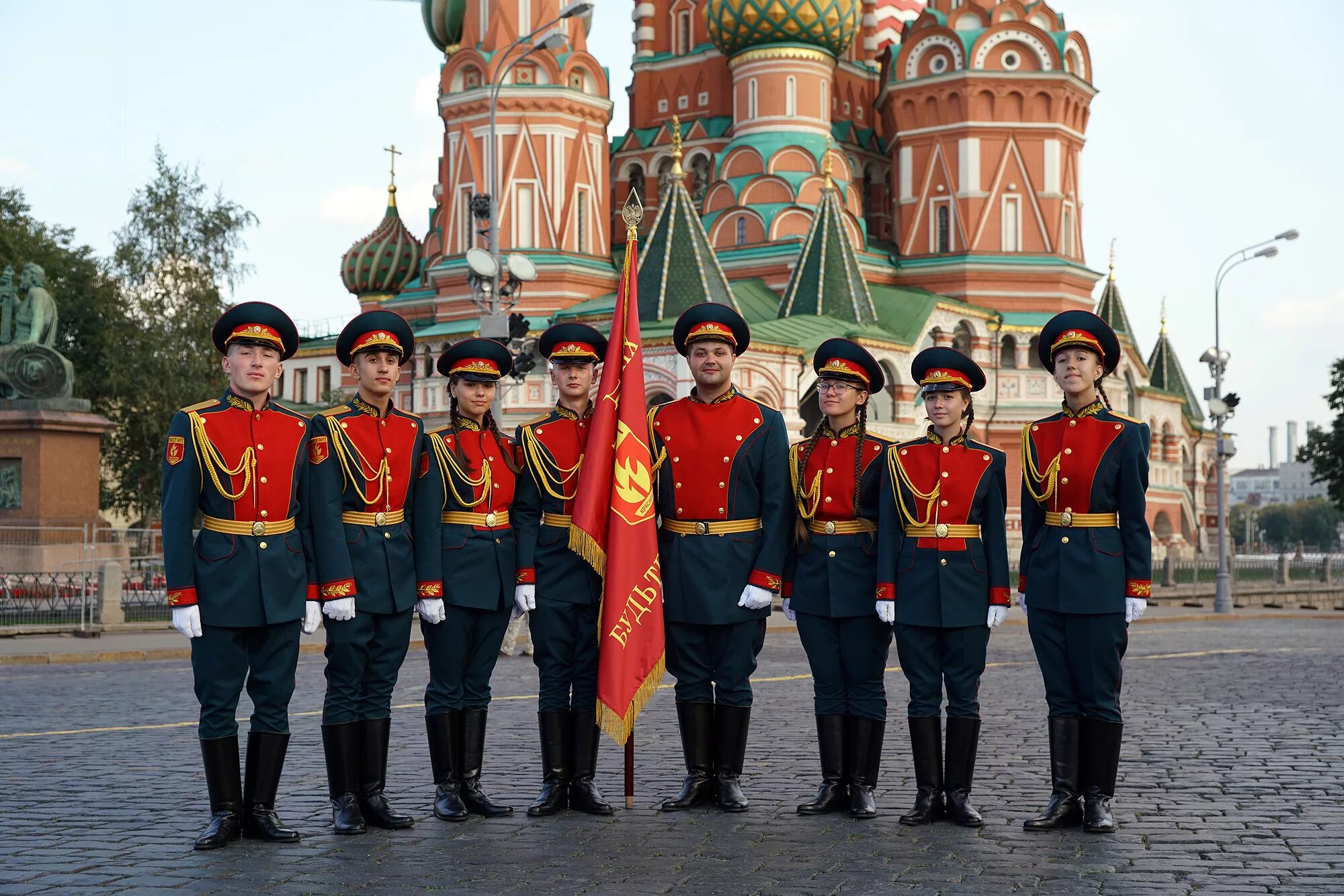 Красная парадная форма. Рота почетного караула России. Рота почётного караула в Москве. Спасская башня Почетный караул. 1 Рота почетного караула России.