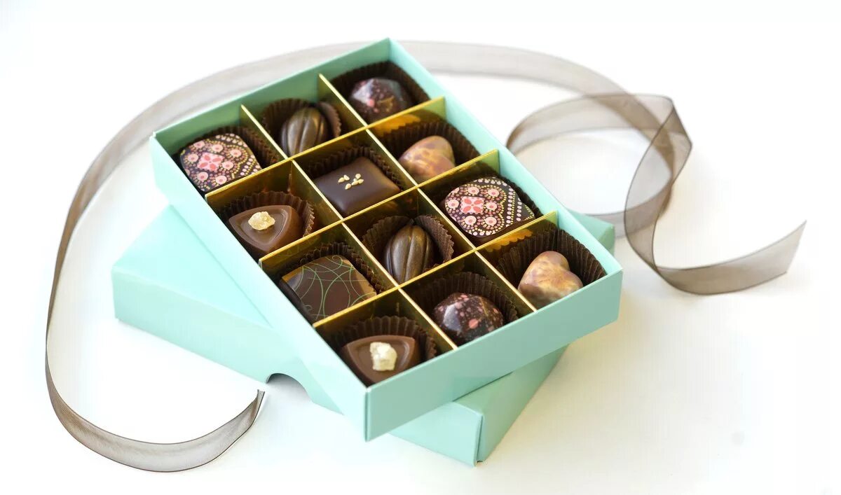 Коробка шоколадных конфет. Шоколадные конфеты в упаковке. Конфеты шоколадные в коробке. Красивые коробки конфет.