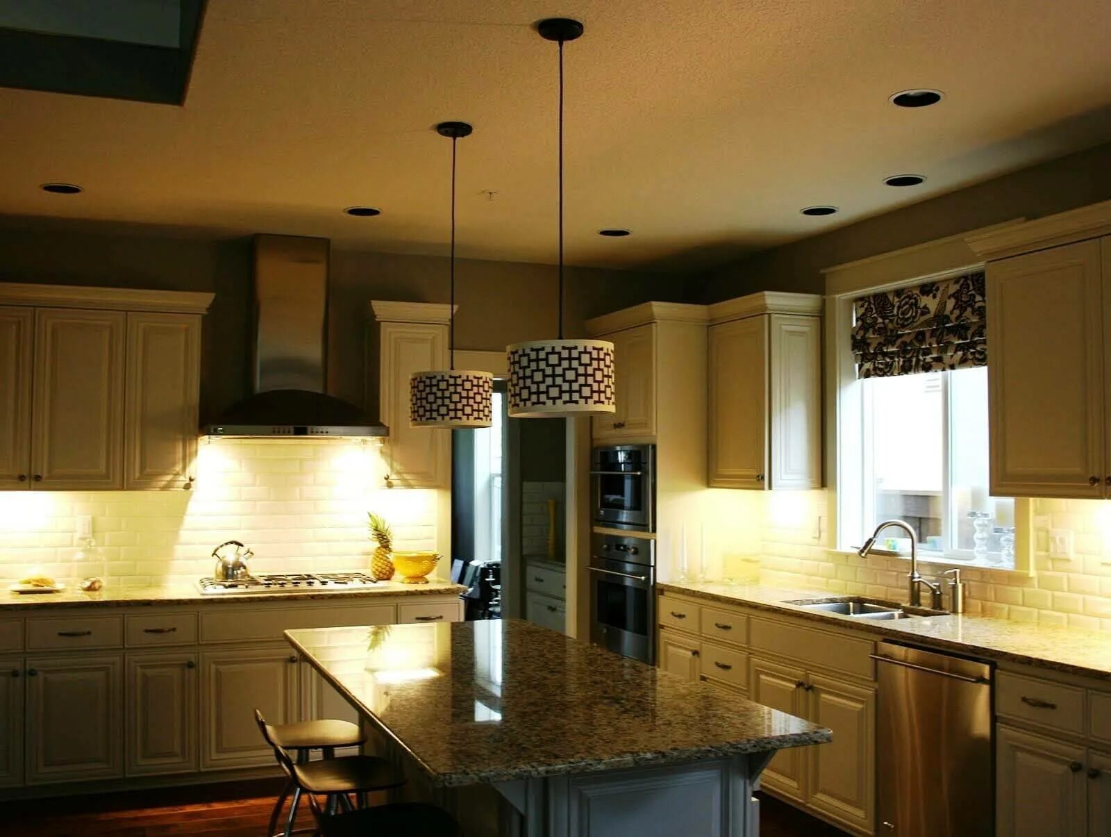 Кухня потолок панели своими руками. Освещение на кухне. Красивое освещение на кухне. Современное освещение на кухне. Точечные светильники в интерьере кухни.