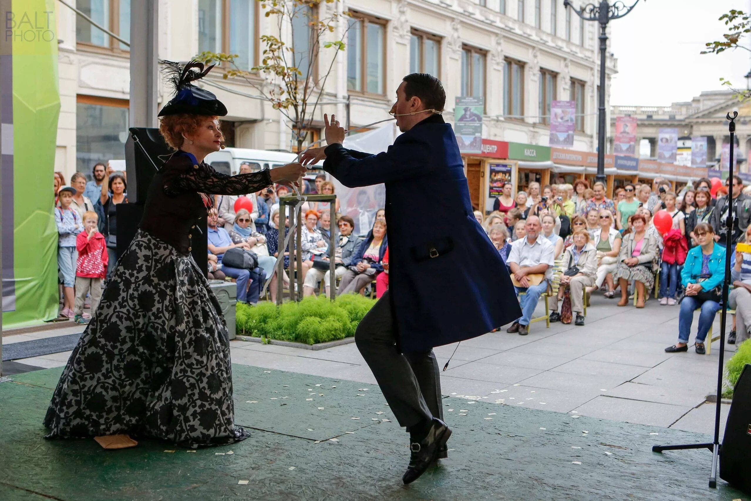 Уличный театр. Уличные представления. Уличный спектакль. Уличный театр спектакль. Театр бесплатное посещение