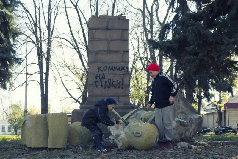 Украина исполнил. Декоммунизация. Декоммунизация Украины. Лубянский колледж в Украине декоммунизация.