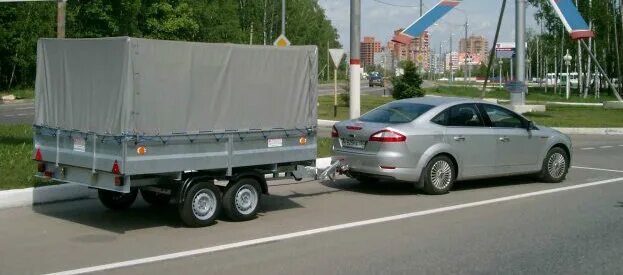 Прицеп везет машину. Автомобиль с прицепом. Прицепы для легковых машин. Большой прицеп для автомобиля. Прицеп легковой.