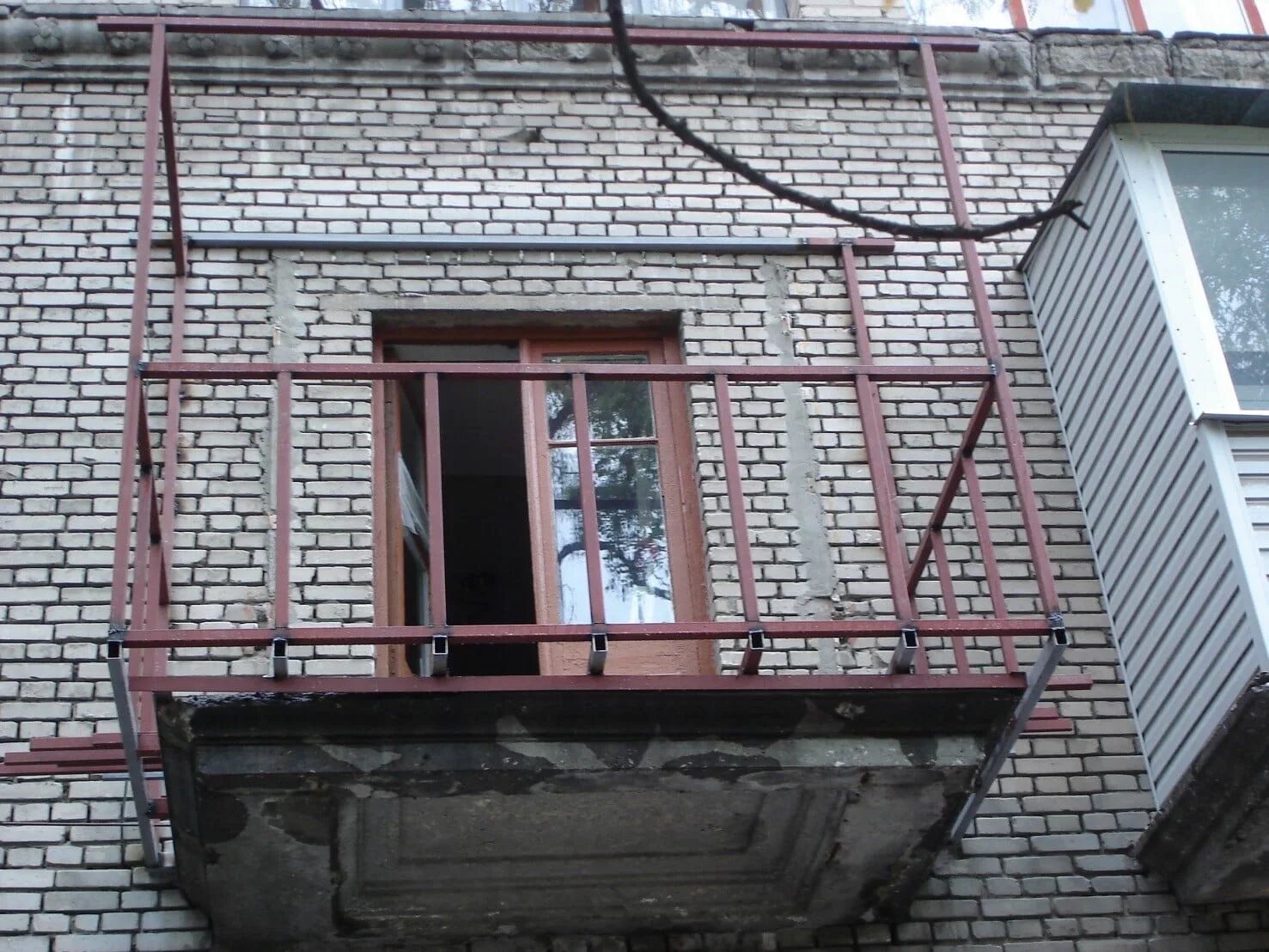 Каркас балкона. Балкон в кирпичной хрущевке. Каркас балконной плиты. Расширение балкона в хрущевке.