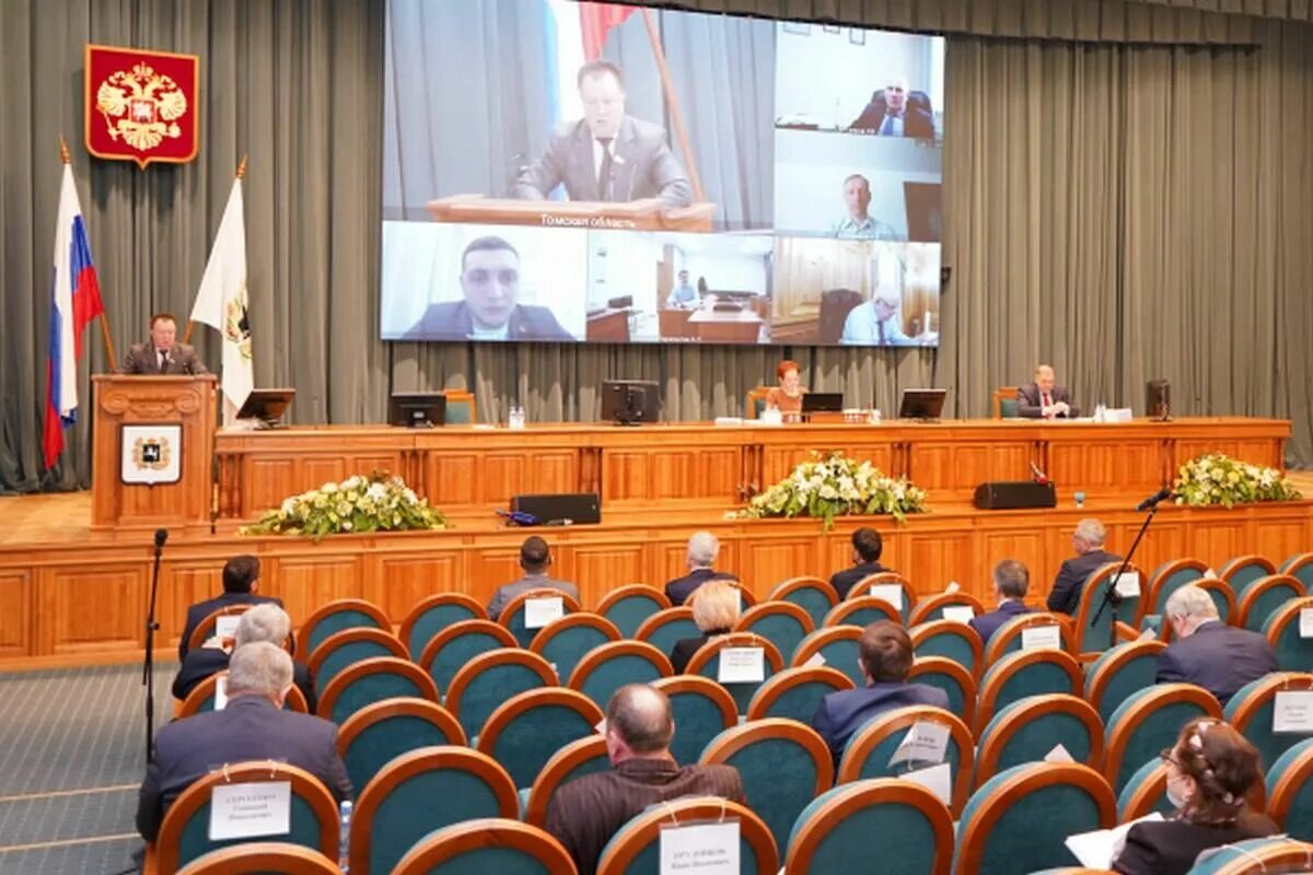 Собрание начинается. Собрание парламента. северный парламент. стол собрания депутатов. муниципальный совет в чехии.