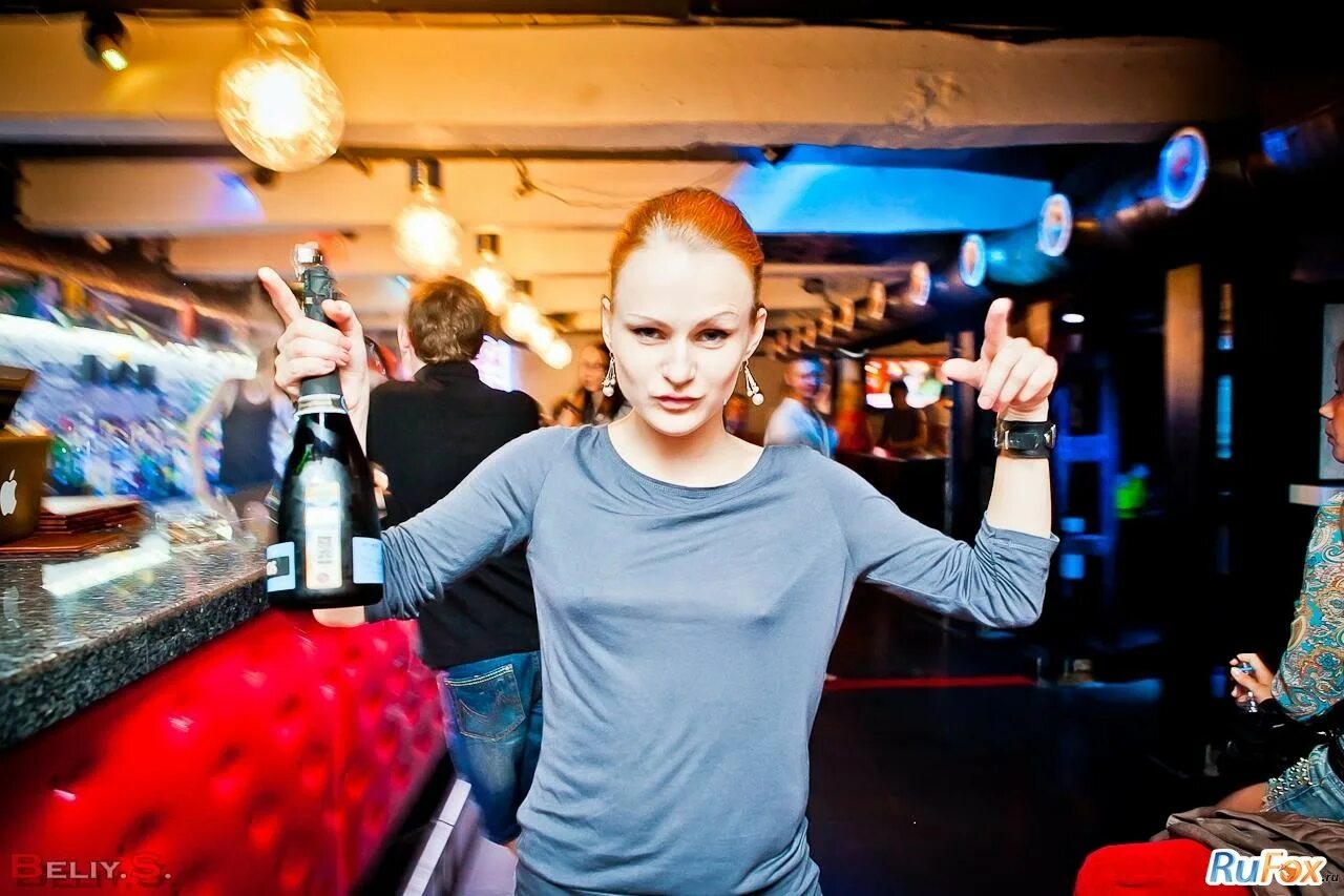 Hungry club. Голодная утка москва кузнецкий мост. Хангри дак. Хангри дак клуб кузнецкий мост. Бар хангри дак москва.