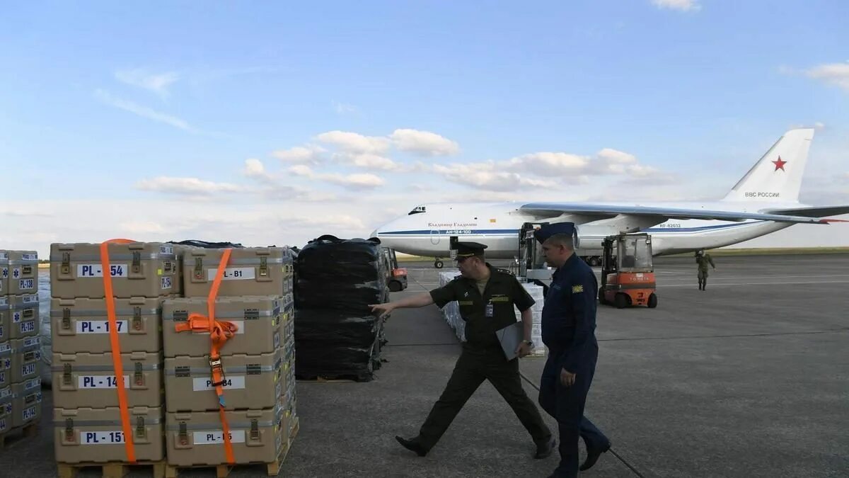 Перевозящий людей самолет. Аэродром РФ В Сирии. Ил 76 груз 200. Погрузка в военный самолет.