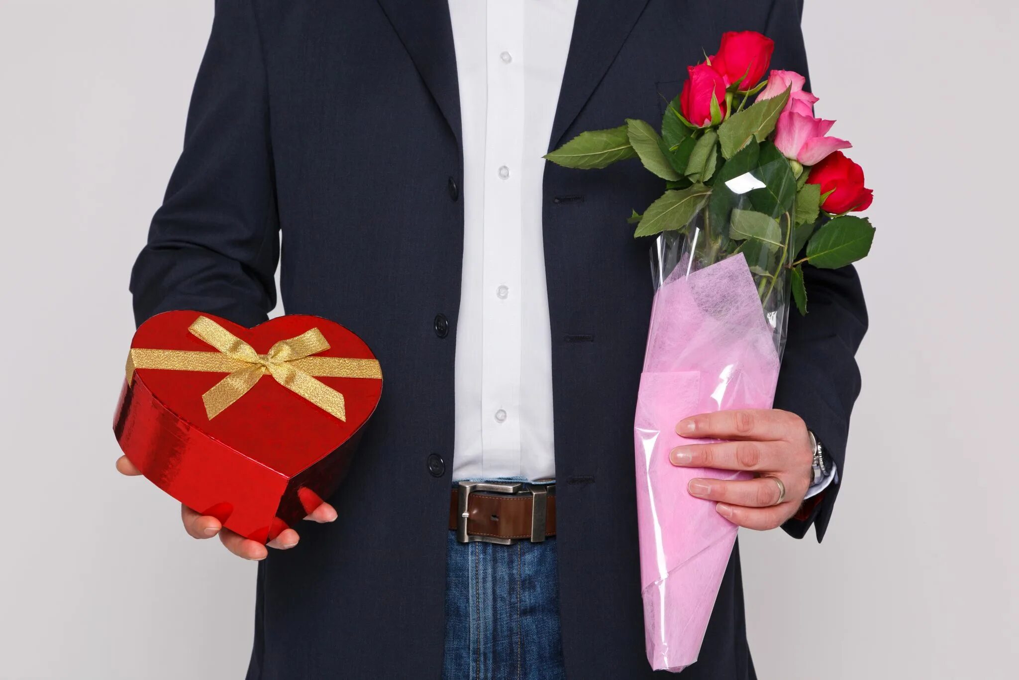 Мужчина с цветами в руках. Мужчина с цветами и подарками. Парень дарит девушке цветы и конфеты. Мужчина с цветами и конфетами. Дарят ли один цветок