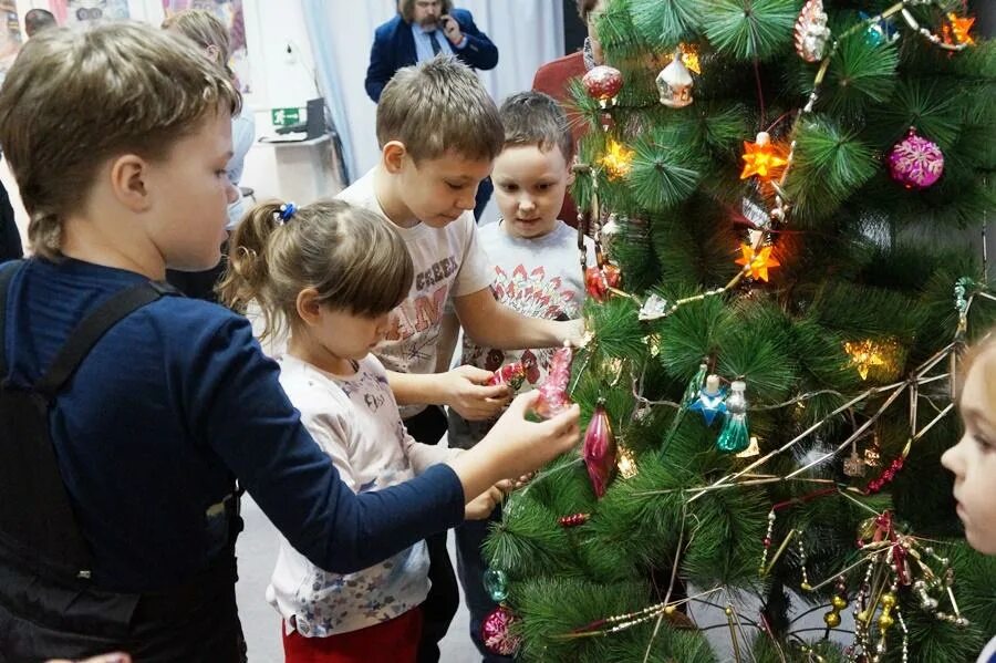 Детям в школу на новый год. Новогодняя елка в детском саду. Новый год в школе. Елка для украшения класса. Наряжаем елку в детском саду.