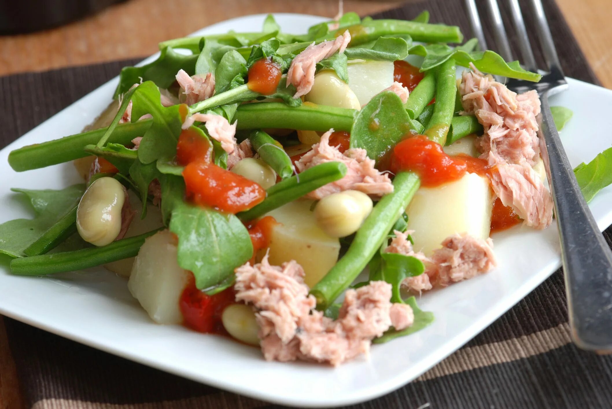 Картошка с тунцом консервированным. Салат с тунцом помидором и стручковой фасолью. салат с тунцом и зеленой стручковой фасолью. салат с тунцом и стручковой фасолью. салат с тунцом и картофелем.