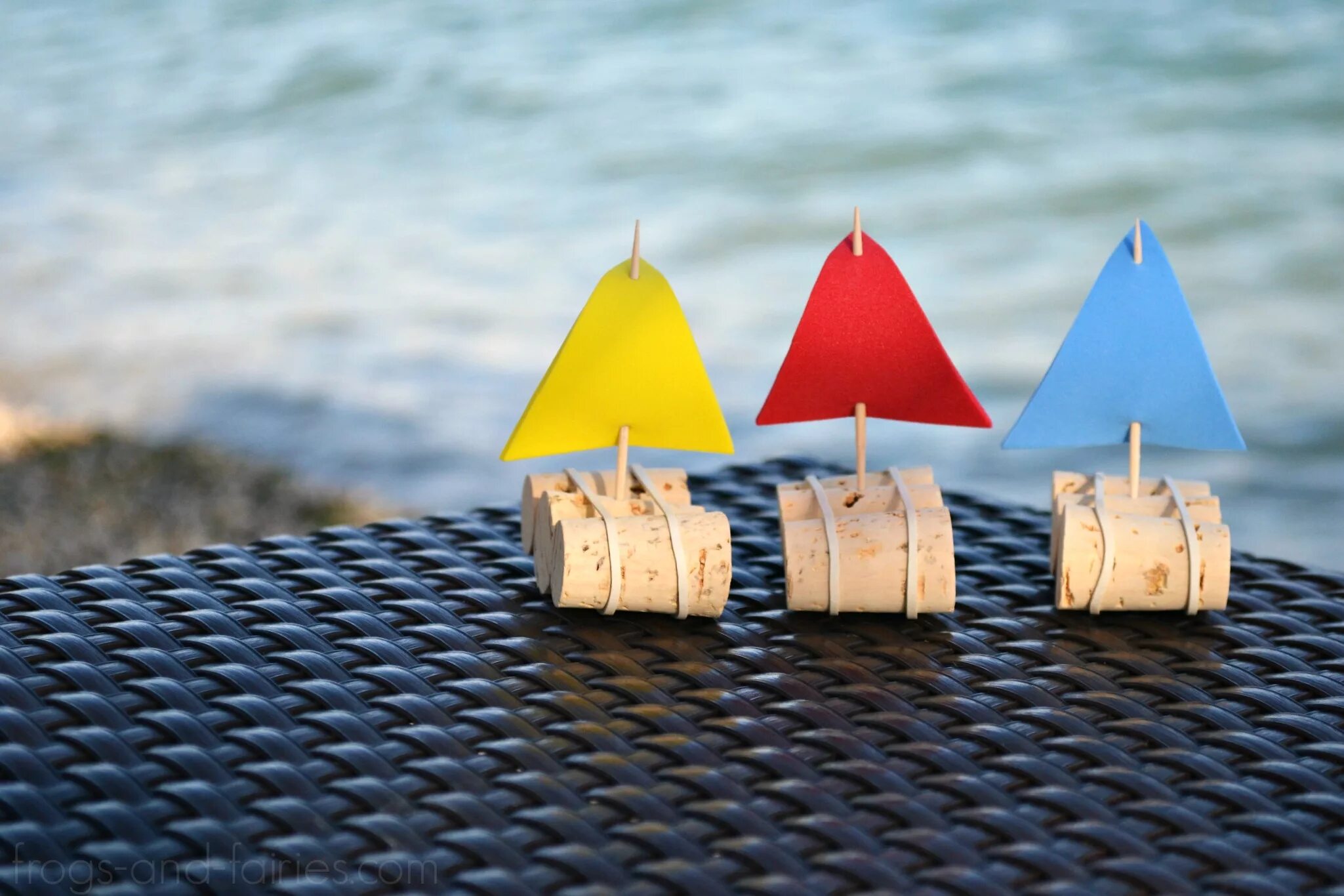 Как сделать плавающий кораблик. Корабль из подручных средств. Корабль из пластмассовой бутылки. Кораблик на реке. Как сделать плавающий кораблик.