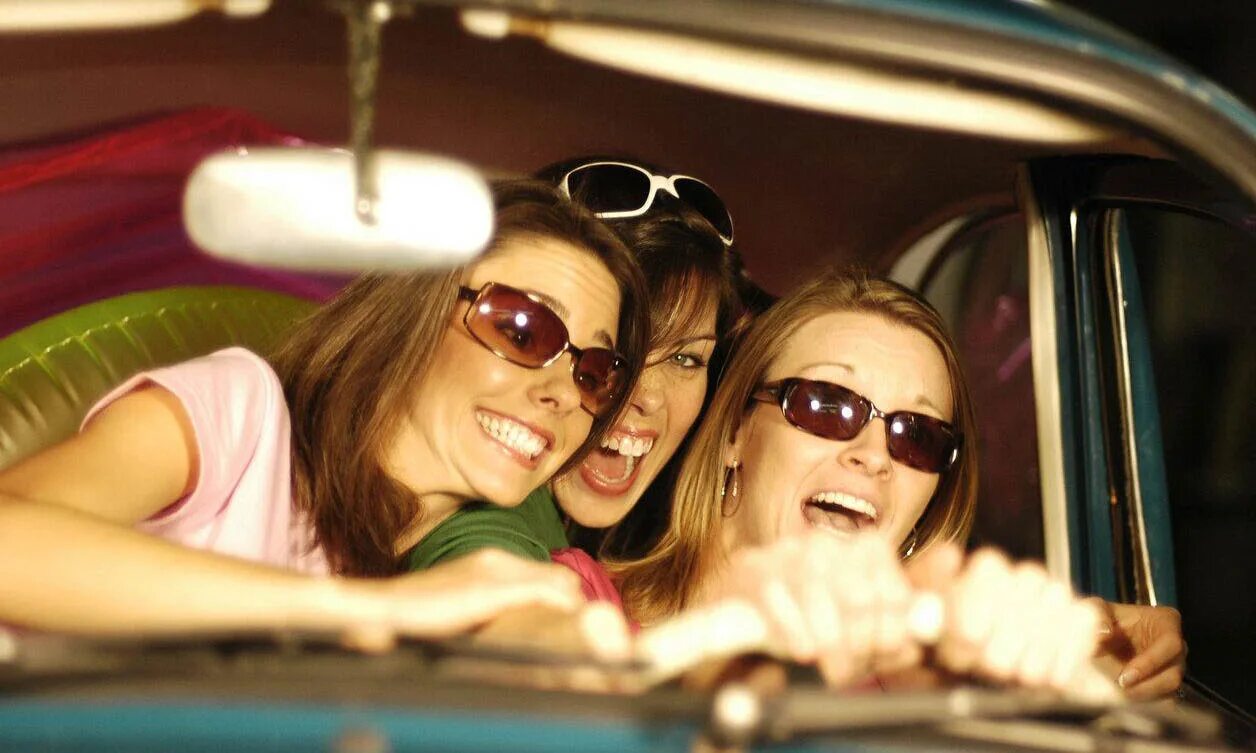 женщина в автомобиле. две девушки толкали машину. в автомобиле две женщины. в автомобиле две женщины. фотосессия подруг с машинами.