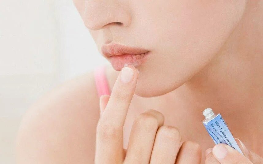 Лекарство от простуды на губах