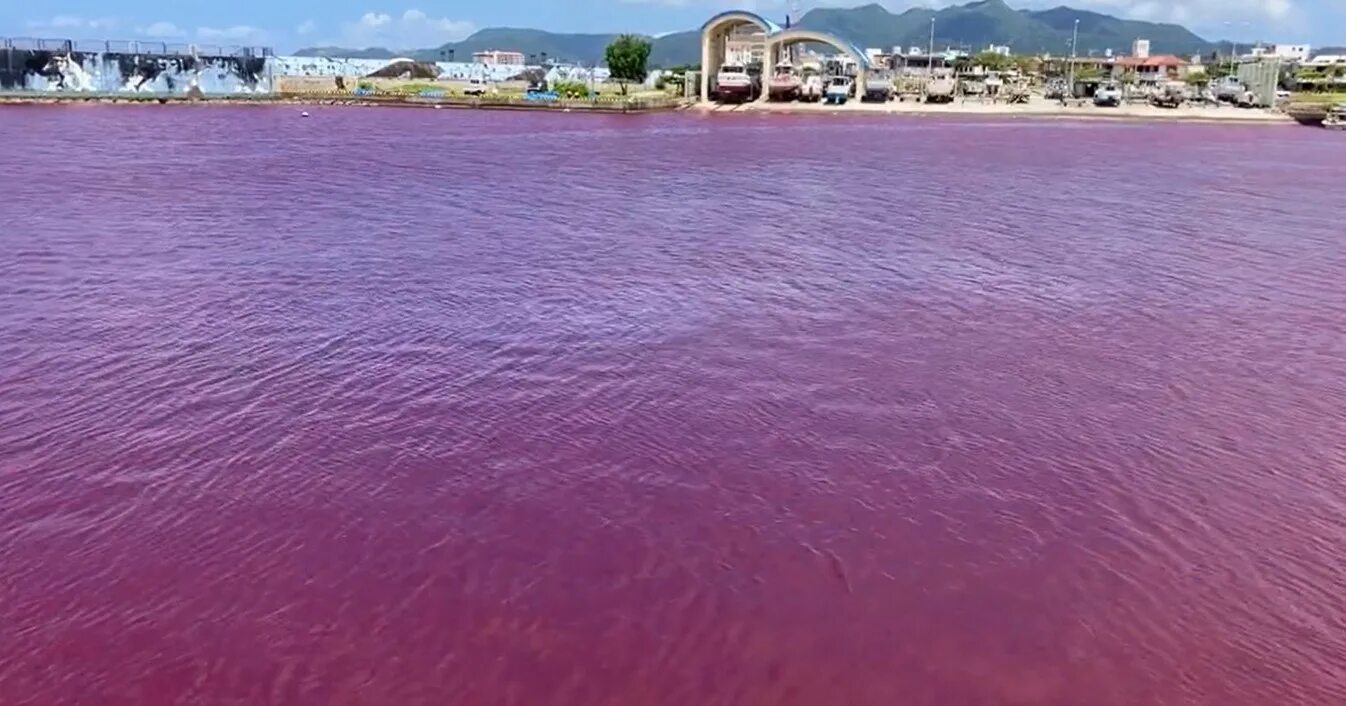 Цвет воды. Озеро красного цвета. Озеро с красной водой. Красная вода.