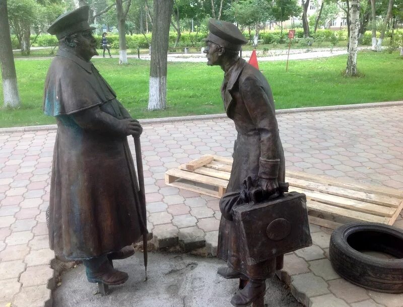 Герои рассказа памятник. Южно-Сахалинск скульптуры героев Чехова. Памятники героям рассказа Чехова в Таганроге. Толстый и тонкий Чехов памятник Южно-Сахалинск. Скульптура толстый и тонкий Южно-Сахалинск.